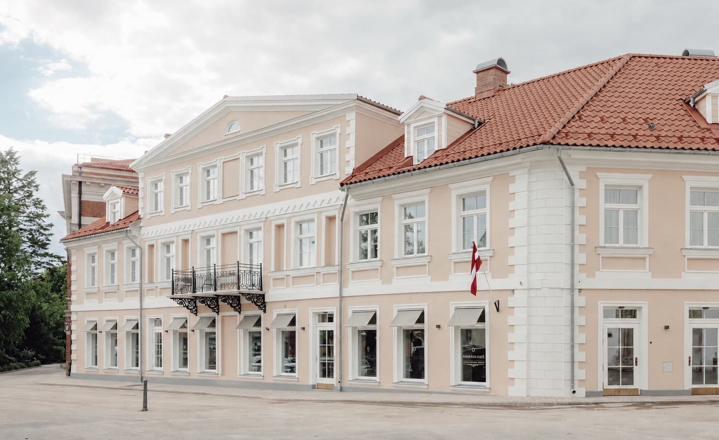 Konrāda Kafē ēka Rožu laukumā, Cēsīs